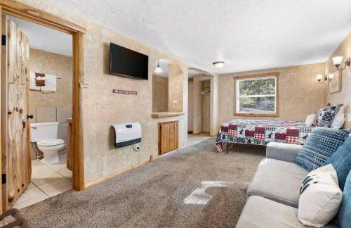 Couples Escape: Cozy Lakeside Cabin by the Marina - Holiday Home - Photo 1