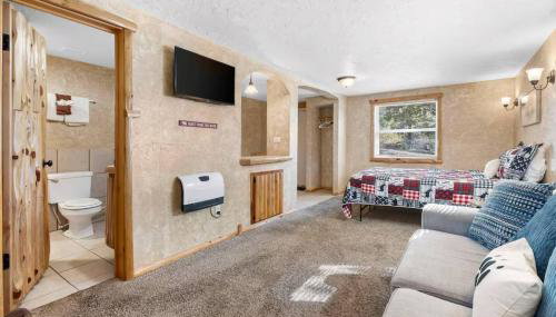 Couples Escape: Cozy Lakeside Cabin by the Marina - Holiday Home - Photo 1