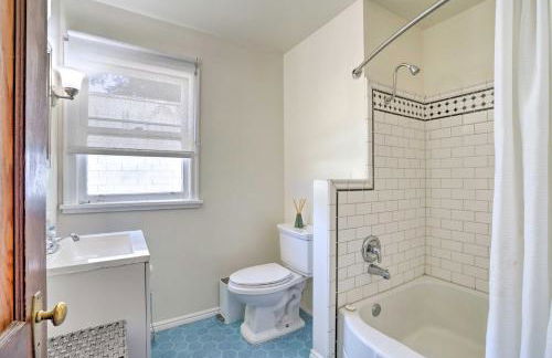 Sun-Dappled Retreat Walk to Restaurants! - Foto 15