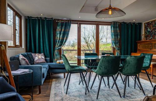 Heron's Perch- A pond-side retreat with cinema room - Photo 55