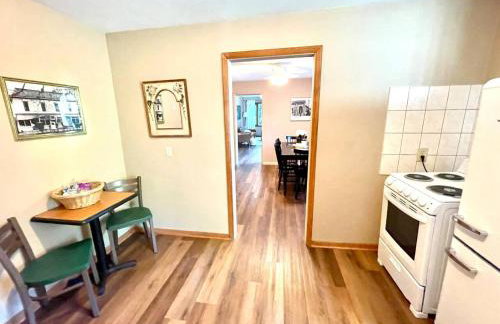 Vintage, Mid-Century Suite above Antique Store - Foto 19