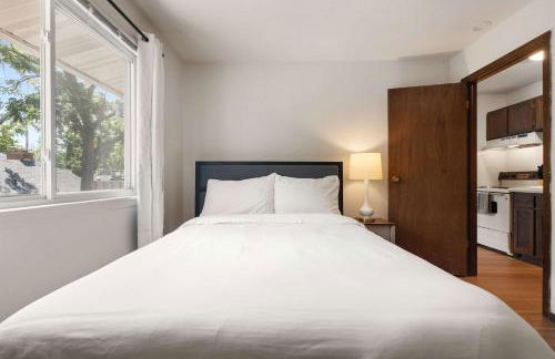 Workspace with Desk & Walkable to hospital & campus - Photo 25