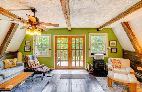 A-Frame Cabin with Furnished Deck in Becket! - Foto 3