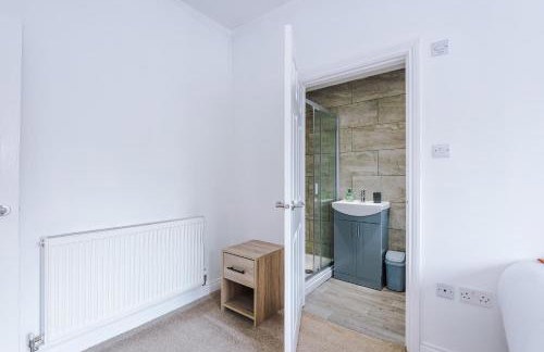 Modern 3 Bedroom House Perfect for Short and Long Stays - Foto 19