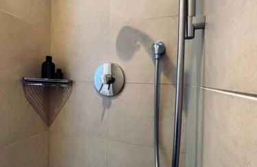 Lakefront View Entire Apartment with 2 bedrooms, 2 full bathrooms & Balcony Waterview - Foto 9