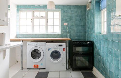 8 Bedroom House in Barwell Sleeps 15 with Parking - Foto 24