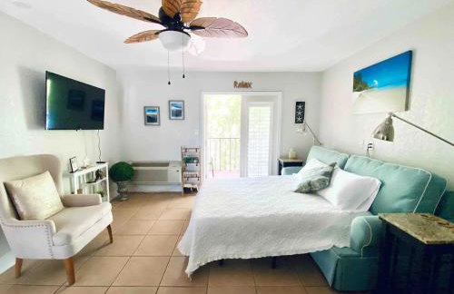 Condo in Waterfront Resort with Balcony Close to Beaches Free Bikes - Photo 12