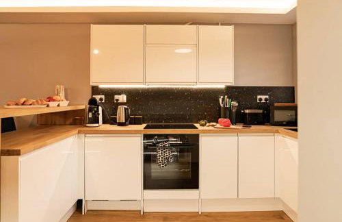 Detached 2 Bedroom House - 10 minute's walk to Town Centre - Free Parking, Fast Wifi and Smart TVs by Tejza Property - Photo 9