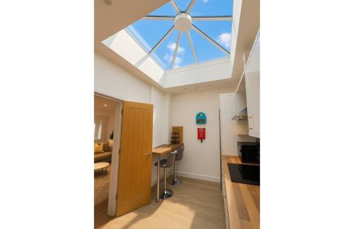 Spacious 2-Bed - Hospital & City Nearby Parking Pet Friendly - Foto 1