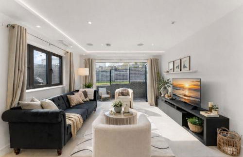 Exquisite 4BR Designer Home with Smart Features, Free Parking & SkyStream - Sleeps Up To 10 in Gerrards Cross SL9 - Photo 28