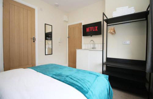 LUXURY 4 Bedroom 4 Ensuite Home in Penarth (Pool Table Games Room & BBQ Garden) with Sea Views - Photo 72