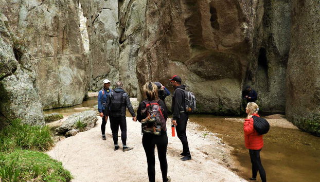 Caminhando entre paredes de rocha íngremes