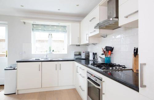 Superior House for 6 Near Beach w Parking Garden - Foto 18