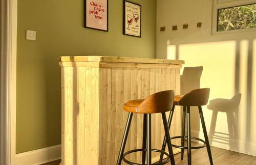 Winter Getaway - Luxury Bungalow w Games Room - Photo 16