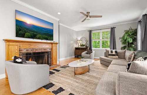 15 Minutes to Asheville! Spacious 7BR Luxury Home | Pool | Hot Tub | Game Room - Foto 32