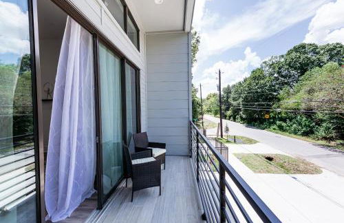 Beautifully Decorated, Modern Downtown Houston Home - Photo 3