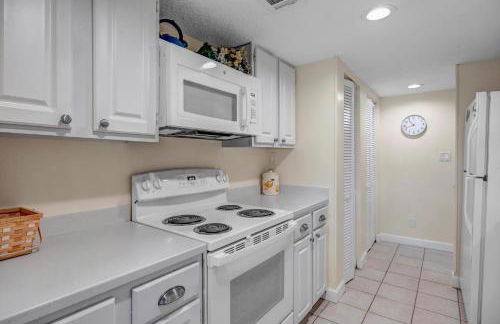 Beachy Vibes - 2BR w lake views & screened sunroom - Foto 23