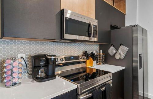 Colorful vibrant Oasis Sleeps 10, 10min to Disney - Photo 7