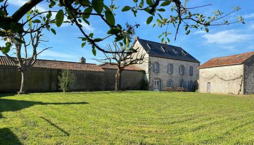 La Belle Etape grand gîte familial, 10min du Puy duFou - Foto 5, Garden view