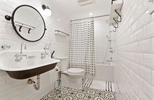 Designer 3 BR Townhome with Beautiful Backyard - Foto 26