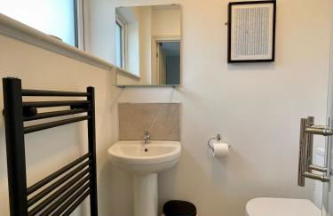 Modern Coastal Retreat, 5-Bedroom, 4-Bathroom Home, with Parking in Portsoy - Foto 16