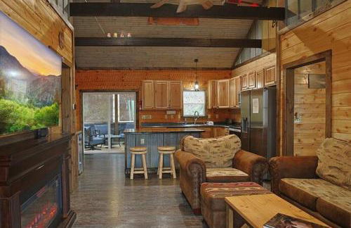 Rustic Modern Cabin with Hot Tub near rafting and Great Smokey Mountains - Foto 13