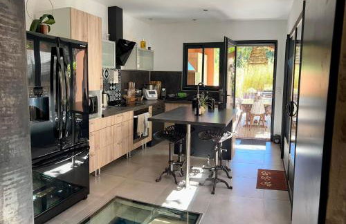 MAS DE VILLE AVEC PISCINE DANS SON COCON DE VERDURE - ESPRIT INDUSTRIEL - Photo 5