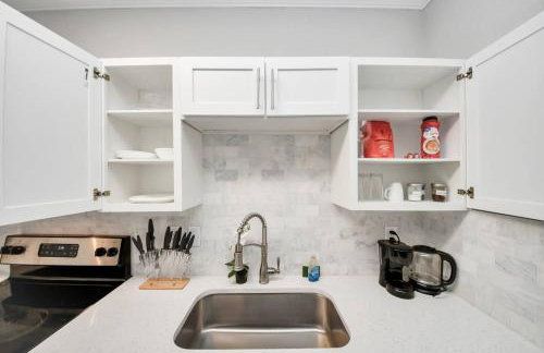 LUX Resort Inspired 2BR Near Houston Pool Gym - Foto 3