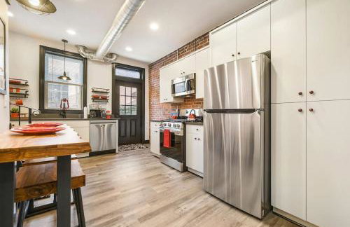 HostWise Stays - Prime Location in Lawrenceville, Exposed Brick 2BR Home - Foto 14