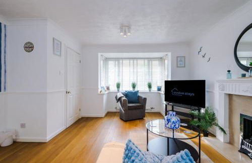 4BR Home for 8, Full Kitchen, Parking, WiFi in Northwich - Photo 13