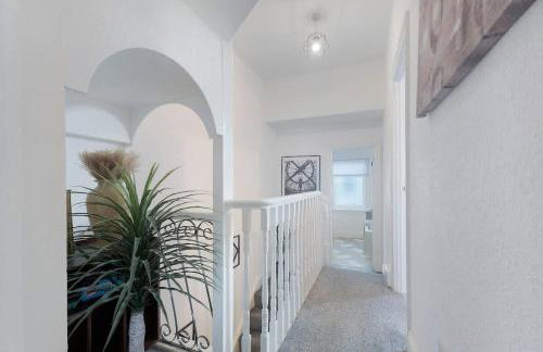 Spacious 4BR on Leafield Rd - Photo 18