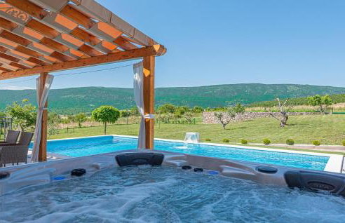 Awesome Home In Ruzic With Jacuzzi - Foto 24