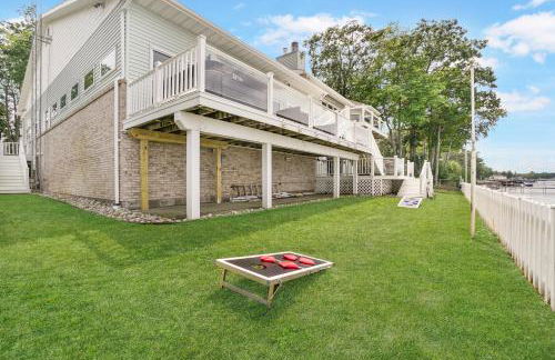 6BR Houghton Lake House with Indoor Pool, Hot Tub and Golf Simulator - Photo 60