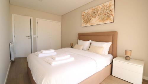 Sunshine Apartment - Modern Ap Near the Beach - Photo 3, towels, wardrobe