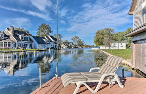 Waterfront Syracuse Home Deck, Fire Pit and Kayaks - Foto 1