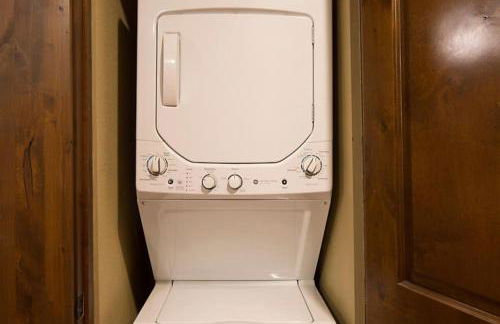 Relax surrounded by nature in this 1BD resort condo with resort amenities - Foto 12