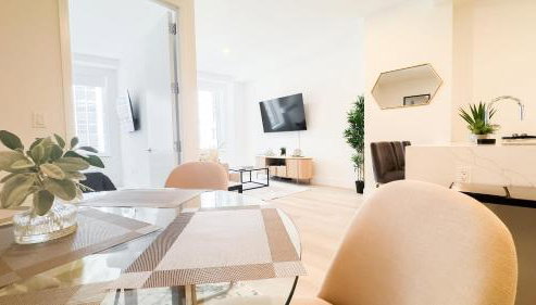 Stylish 3BR Luxury Retreat in the Heart of FiDi - Photo 5