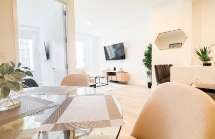 Stylish 3BR Luxury Retreat in the Heart of FiDi - Photo 5