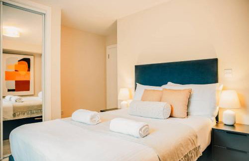 Stylish 2 Bed City Centre Apartment with Parking - Photo 24