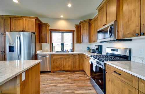 Sleek Red Lodge Home Rental with Private Hot Tub! - Foto 10