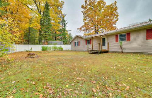 Cozy Houghton Lake Home with Fire Pit and Porch - Foto 24