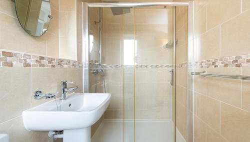 Spacious 5BR Home in Redditch - Photo 2