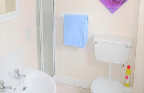 Friars Walk houses with 2 bedrooms, 2 bathrooms, fast Wi-Fi and private parking - Photo 25