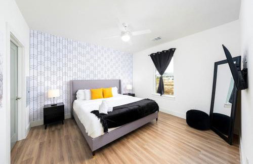 Refined Living in a Vibrant Locale Dream Stay - Photo 1