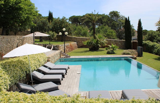 Holiday Home in Bagnols-en-foret With Pool - Photo 1