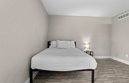 The Ultimate Rochester Getaway Cozy & Inviting - Foto 26
