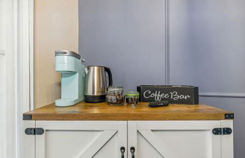 Kings, 75" TV & Backyard Fun - NearWesley - Foto 25