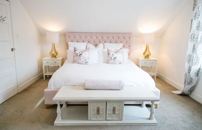 Gorgeous Bungalow With a Backyard Deck - Photo 51