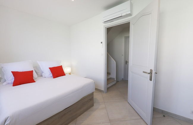 Superb Vacation Home With Pontoon - Photo 3