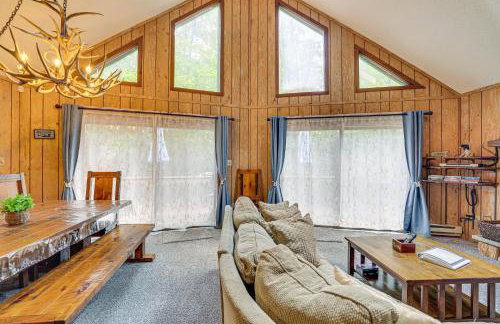 Fire Pit and Games! Secluded Chalet 30 Mi to Montage - Foto 7